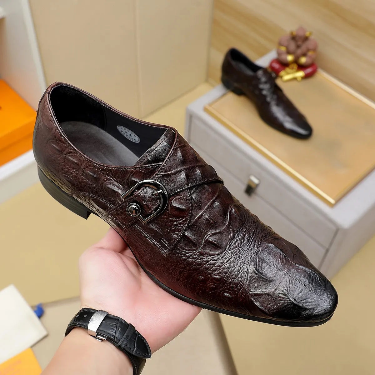 Men's shoes 💰560 💰 Louis Vuitton LV ® Autumn and Winter 🆕 models 🔛Full shoe counter First layer cowhide, 🐂Leather lined casual shoes for men, super soft outsole, a must-have for driving. Counter synchronization Original first layer cowhide Completely 1:1 mold customization 🌹Top version, 2 colors available! Number: 38-45 (37.46. Customized)